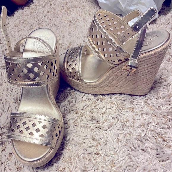Beautiful Tory Burch gold wedges - Picture 2 of 4